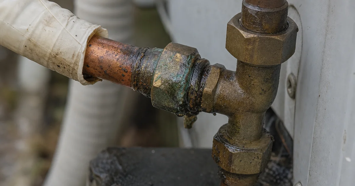 Flare connection berkarat — punca kebocoran gas aircond